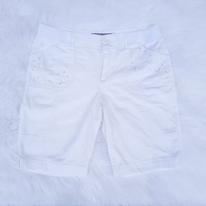 Gloria Vanderbilt | White Shorts with Swirl